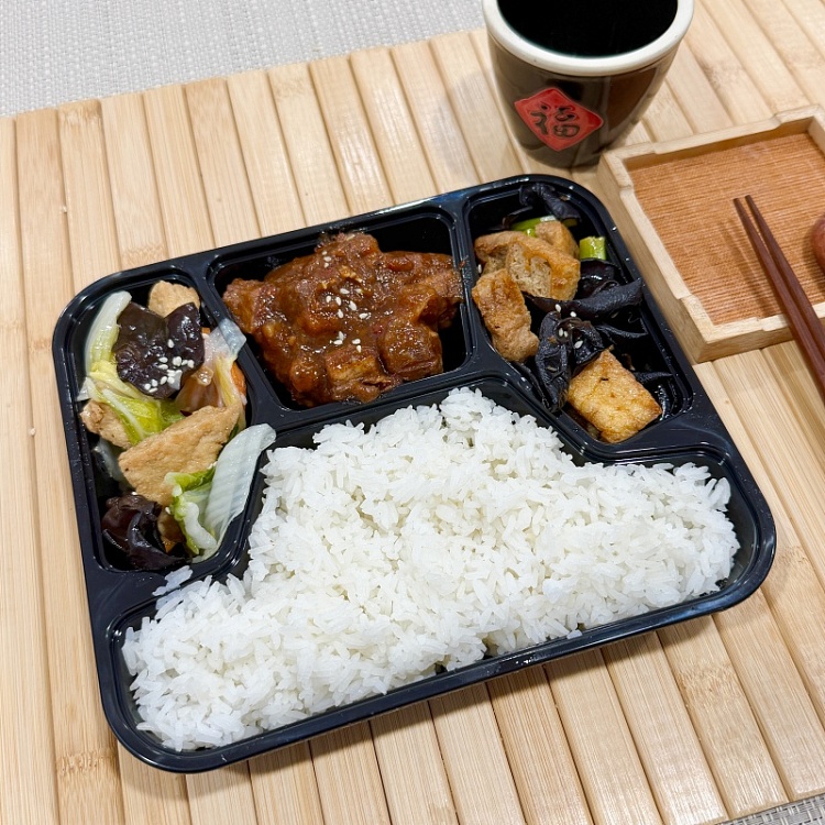 white-ricebraised-potatoes-and-beef-brisket-spicythree-color-vegetable-tofu-potmushroom-fungus-tofu-soak-1
