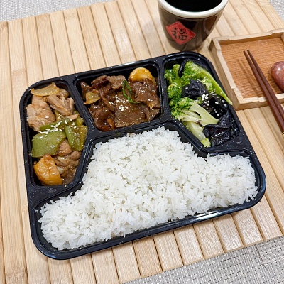 11.9便当白米饭+葱姜牛肉+酱香大盘鸡+西兰花木耳【约640g】