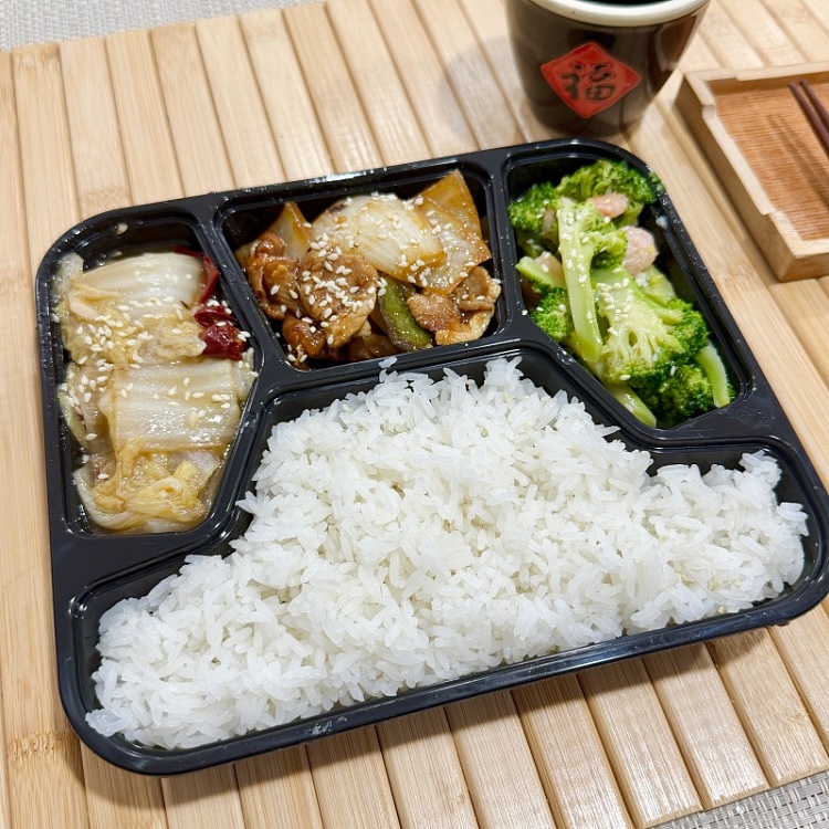 white-ricestir-fried-pork-slices-from-the-farmsour-and-spicy-cabbage-spicystir-fried-shrimp-with-broccoli-1