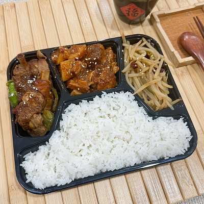 11.9便当白米饭+红烧土豆牛腩（辣）+临沂炒鸡（辣）+酸辣炒土豆丝（辣）【约650g】