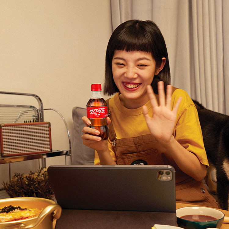 coca-cola-carbonated-beverage-300ml-2