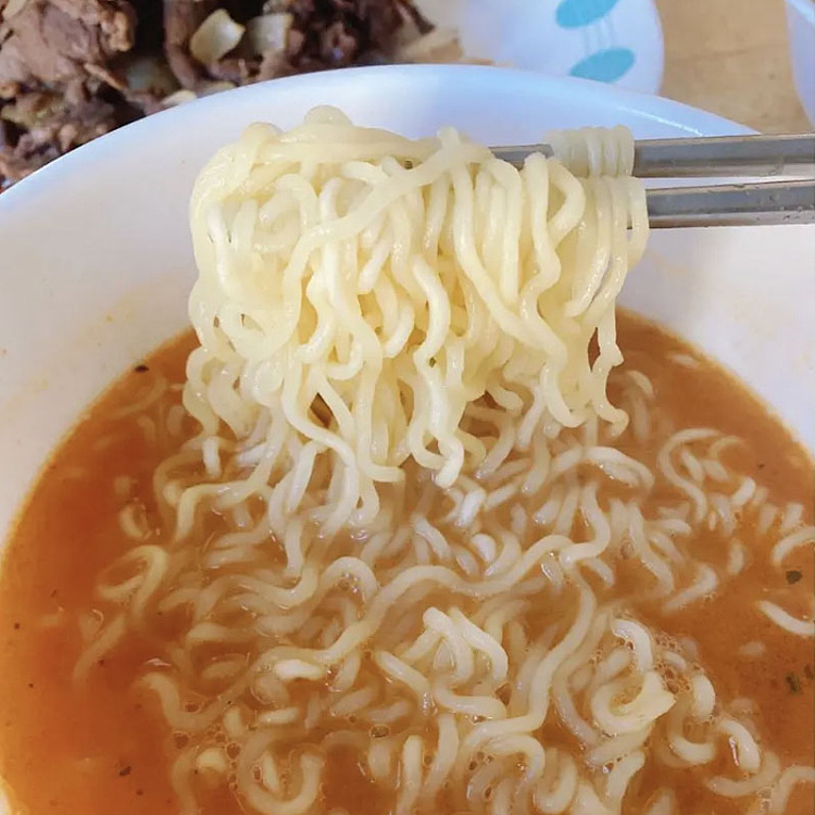 sriracha-is-racha-sweet-chili-sauce-soup-noodles-lobster-flavor-110g-2