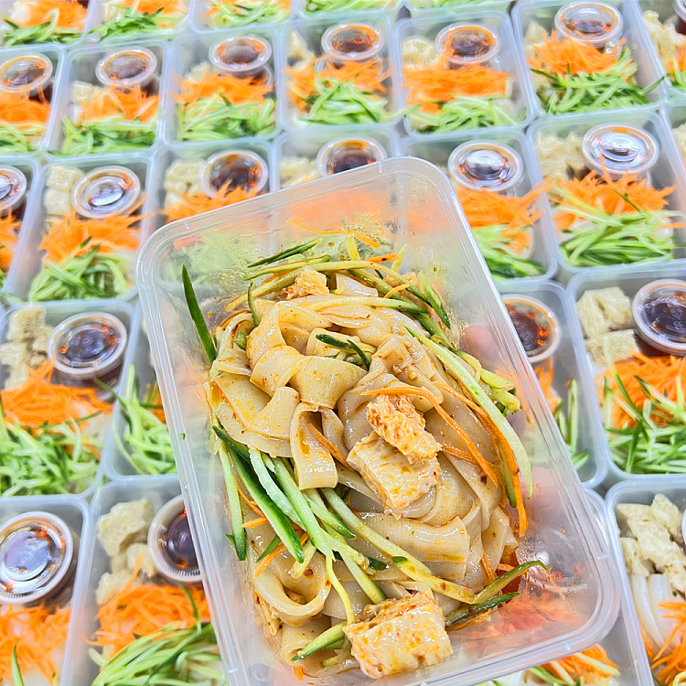 fresh-taste-a-genuine-shaanxi-cold-skin-spicy-and-sour-taste-cold-skin-net-weight-of-about-250g-except-gluten-cucumber-seasoning-weight-2