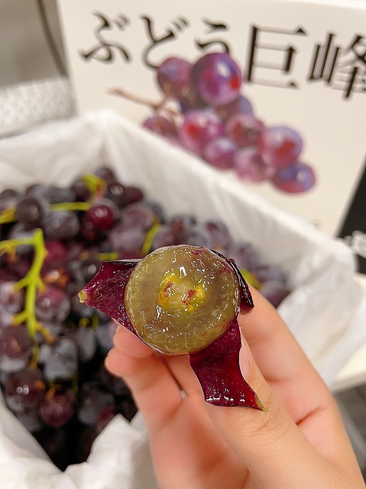 freshlocal-fresh-giant-peak-grapes-gift-box-approx-2kg-2