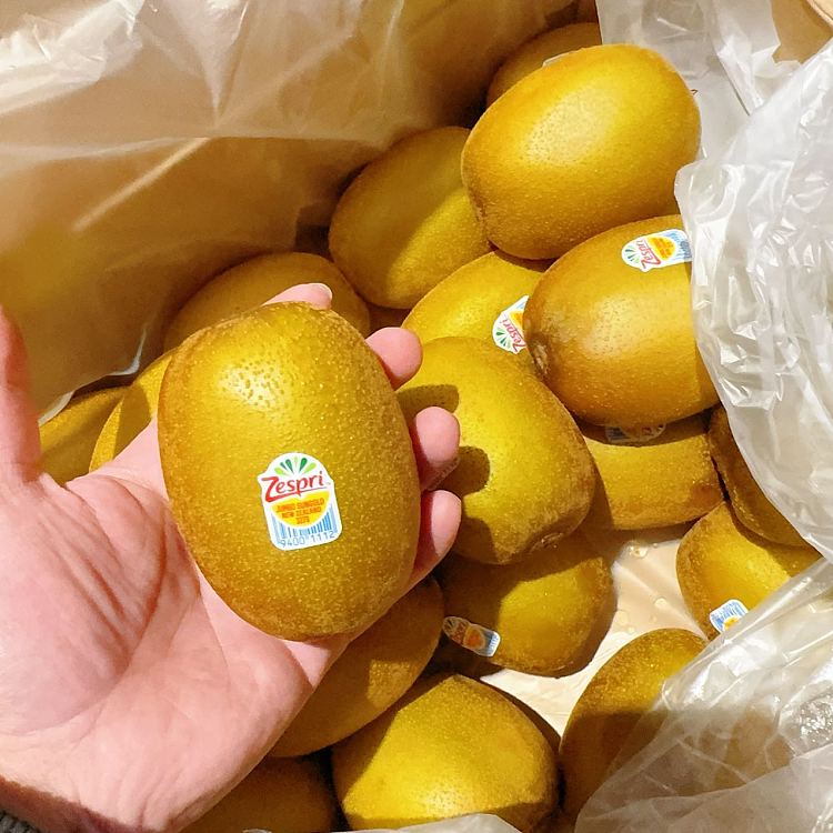 freshumall-self-supporting-extra-large-golden-kiwi-approx-800-900g-3