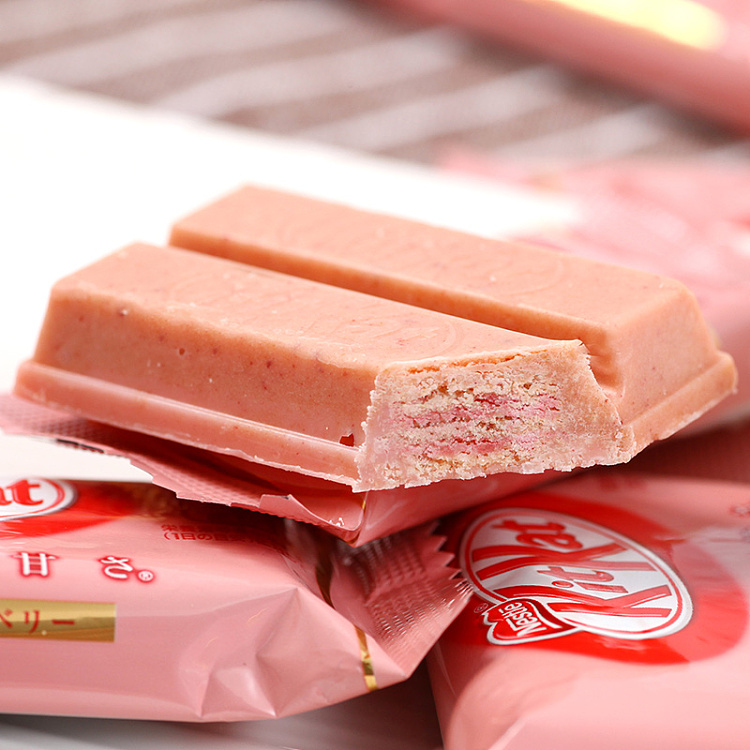 nestle-sandwich-wafer-cookie-strawberry-flavor-11-pieces-into-1243g-2