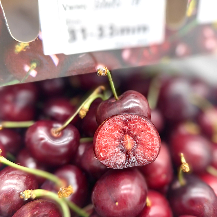 latinafruitssms16-cherry-31-33mm-gift-box-approx-2kg-1