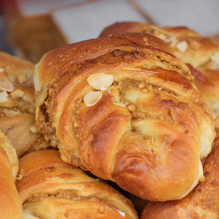 doughkyo-good-things-peanut-braid-bread-1pc-1