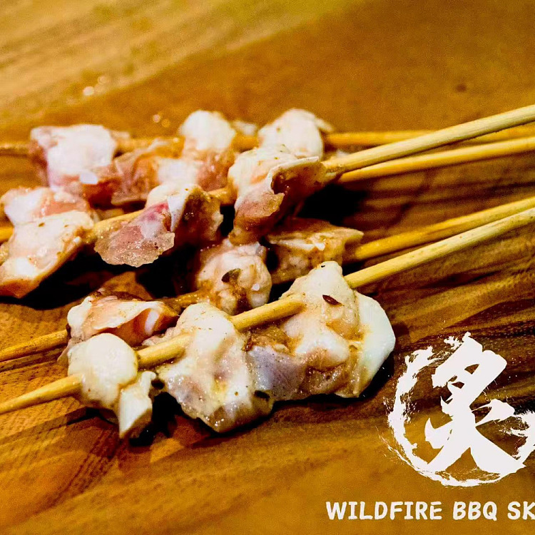 sizzling-bbq-chicken-crispy-bone-skewers-110g-1