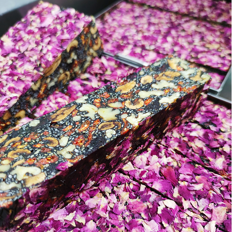 precious-food-nutritional-rose-cranberry-agarwood-cake-120g-2