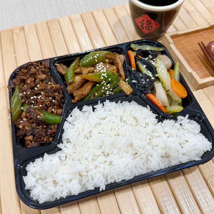 white-ricehunan-stir-fried-meat-spicymeigan-cai-stir-fried-minced-meat-spicystir-fried-seasonal-vegetables-1