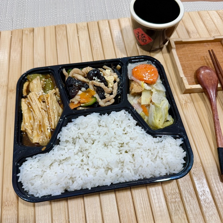 white-riceshredded-pork-with-wood-whiskersbraised-bean-curd-with-cabbagefried-rolls-of-dried-bean-milk-creams-with-green-pepper-1
