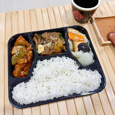 10.9便当白米饭+葱姜牛肉+大盘鸡（辣）+三色菜豆腐煲【约620g】