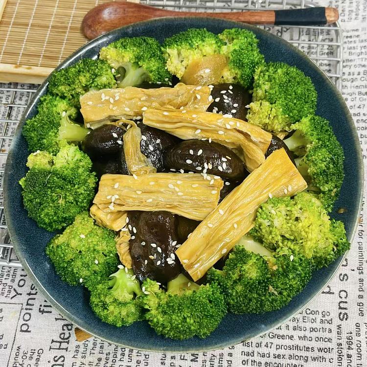 healthy-vegetarian-stir-fry-light-broccoli-bean-curd-mushroom-1