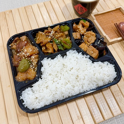 10.9便当白米饭+湖南小炒肉（少辣）+酱香大盘鸡+香菇木耳豆腐泡【约640g】