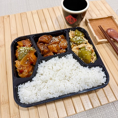 10.9便当白米饭+红烧肉炖土豆+大盘鸡（辣）+青椒炒腐竹【约660g】