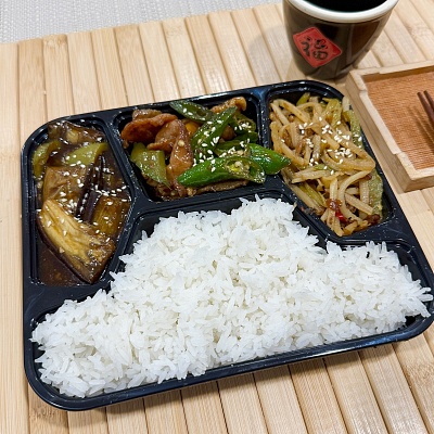9.9便当白米饭+湖南小炒肉（少辣）+红烧茄子+外婆菜炒土豆丝（辣）【约600g】