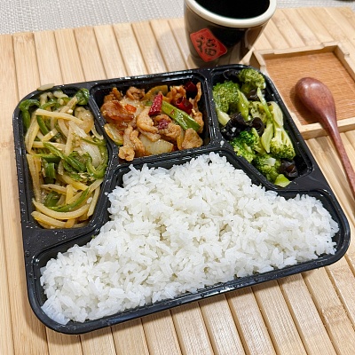 9.9便当白米饭+川味盐煎肉（辣）+西兰花木耳+家常味炒土豆丝（辣）【约570g】