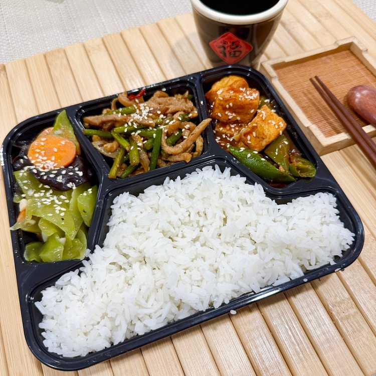 stir-fried-shredded-pork-with-garlic-sprouts-spicyspicy-tofu-soaked-spicystir-fried-lettuce-1