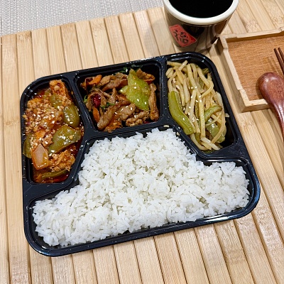 10.9便当白米饭+孜香肉片（辣）+家常豆腐（辣）+酸辣炒土豆丝（辣）【约600g】