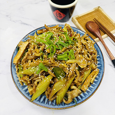 香干西芹炒肉丝（辣）（750ml盒装）（约350g）