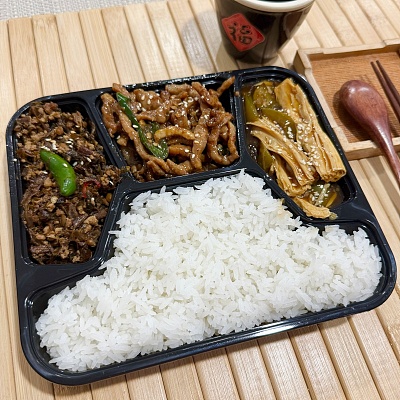 10.9便当白米饭+尖椒肉丝（辣）+梅干菜肉末（辣）+青椒炒腐竹【约560g】