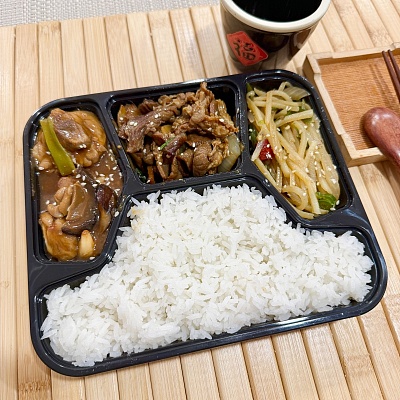 10.9便当白米饭+葱姜牛肉+香菇鸡煲+家常味炒土豆丝（辣）【约610g】