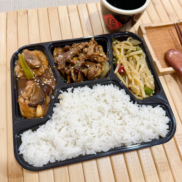 white-ricescallions-ginger-beeftender-shiitake-mushrooms-braised-chicken-pothome-style-stir-fried-shredded-potatoes-1