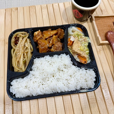 9.9便当白米饭+红烧肉炖土豆+酸辣炒土豆丝（辣）+三色菜豆腐煲【620g】
