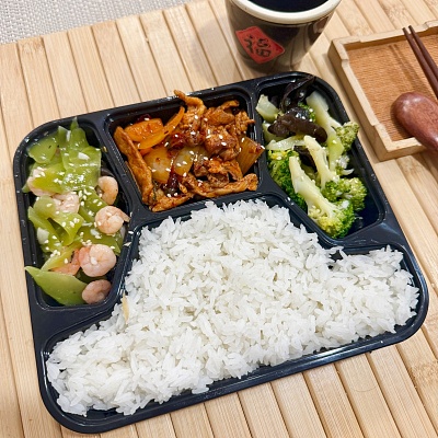 10.9便当白米饭+川味盐煎肉（辣）+莴笋炒虾仁+西兰花木耳【约580g】