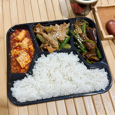 10.9便当白米饭+湖南小炒肉（少辣）+豆角烧茄子+麻婆豆腐（辣）【约660g】