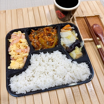 10.9便当白米饭+鱼香肉丝（辣）+虾仁炒蛋+三色菜豆腐煲【约640g】