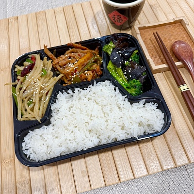 9.9便当白米饭+香干炒肉丝（辣）+西兰花木耳+家常味土豆丝（辣）【约540g】