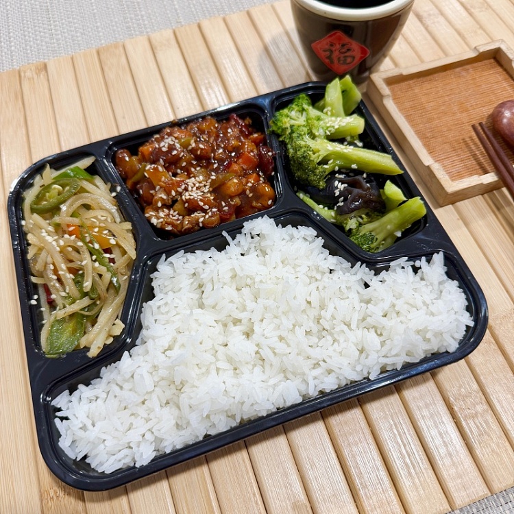 white-ricekung-pao-chicken-spicybroccoli-and-agarichome-style-fried-potato-shreds-1