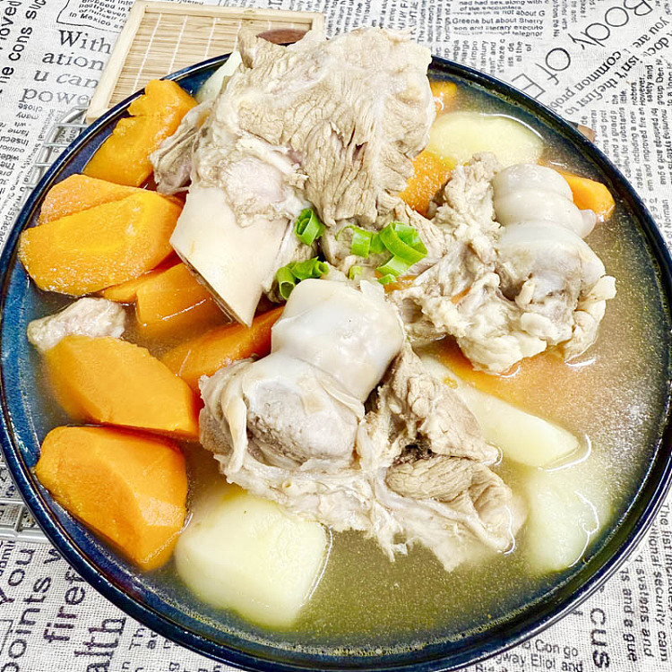 nourishing-carrots-potatoes-and-stick-bone-soup-1
