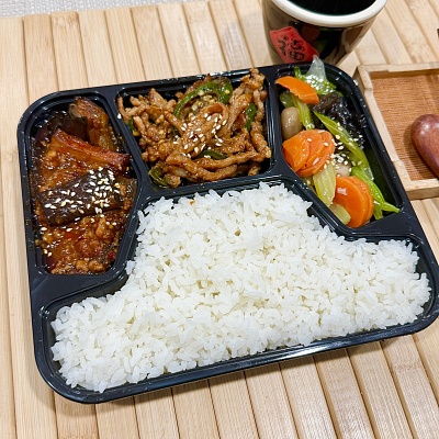 10.9便当白米饭+尖椒肉丝（辣）+鱼香茄子（辣）+炒时蔬【约640g】