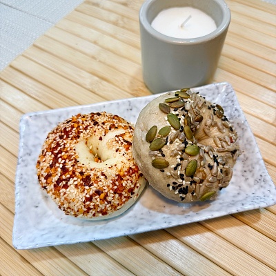 全麦核桃贝果+香肠辣条贡菜贝果（辣）