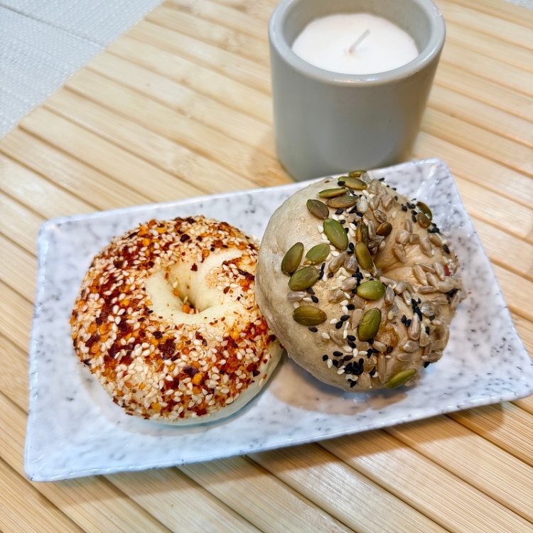 whole-wheat-bagel-with-sausage-and-pork-floss-spicy-1