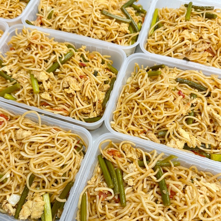 steamed-noodles-braised-noodles-garlic-sprouts-eggs-noodles-tomatoes-1