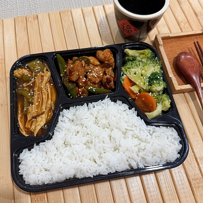 9.9便当白米饭+川式风味小炒鸡腿丁（辣）+蒜香西兰花+青椒炒腐竹【约620g】
