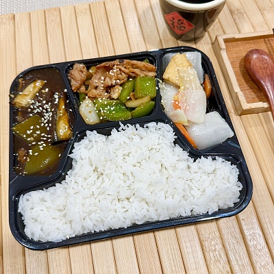 9.9便当白米饭+农家炒肉片+红烧茄子+三色菜豆腐煲【约660g】