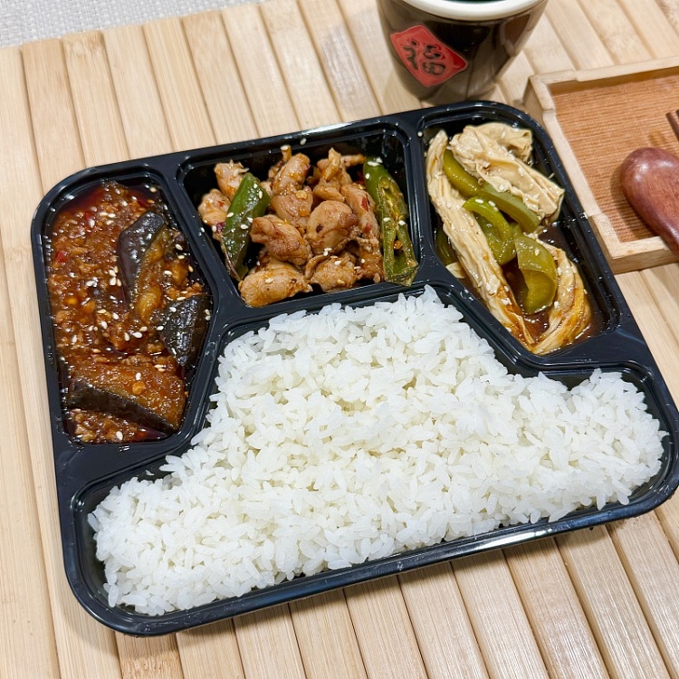 white-ricesichuan-style-stir-fried-diced-chicken-legs-spicyfish-flavored-eggplant-spicygreen-pepper-fried-rolls-of-dried-bean-milk-creams-1