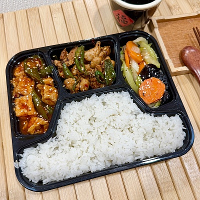 10.9便当白米饭+川式风味小炒鸡腿丁（辣）+香辣豆腐泡（辣）+炒时蔬【约600g】
