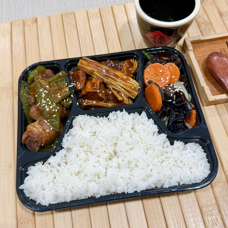 white-ricestewed-beef-brisket-with-rolls-of-dried-bean-milk-creamslinyi-fried-chicken-spicyfried-seasonal-vegetables-1