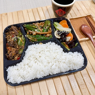 10.9便当白米饭+尖椒肉丝（辣）+梅干菜炒肉末（辣）+炒时蔬【约560g】