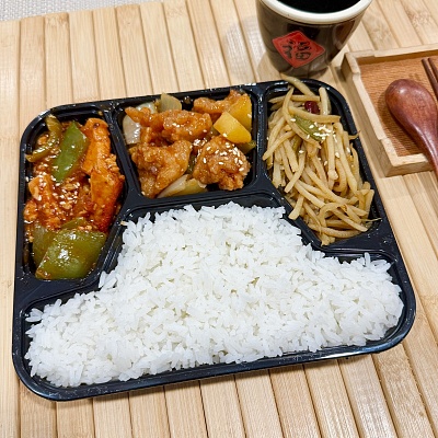 10.9便当白米饭+菠萝咕咾肉+家常豆腐（辣）+酸辣炒土豆丝（辣）【约690g】