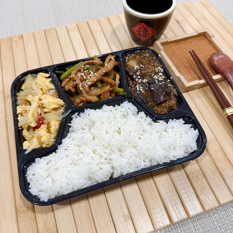 white-ricestir-fried-shredded-pork-with-garlic-moss-spicybraised-minced-pork-and-eggplantscrambled-egg-with-onion-1