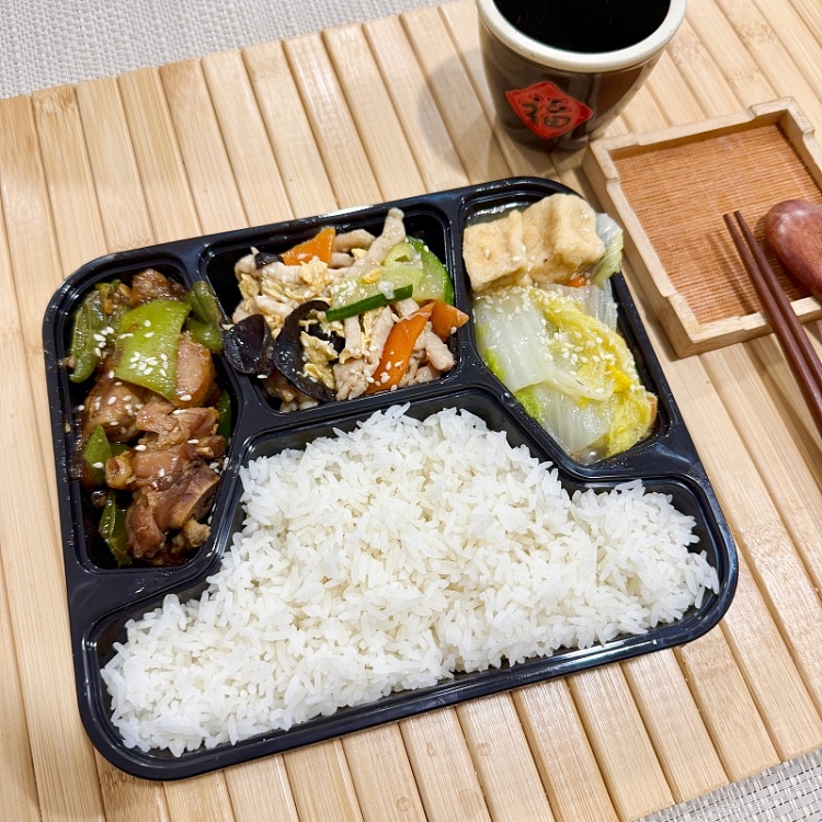 white-riceshredded-shredded-shredded-wood-beardlinyi-stir-fried-chicken-spicybraised-cabbage-and-tofu-soaked-1