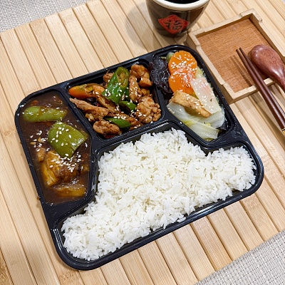 9.9便当白米饭+川式风味小炒鸡腿丁（辣）+红烧茄子+三色菜豆腐煲【约650g】