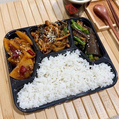 10.9便当白米饭+酸菜炒肉丝（辣）+肉末土豆片（辣）+豆角烧茄子【约650g】